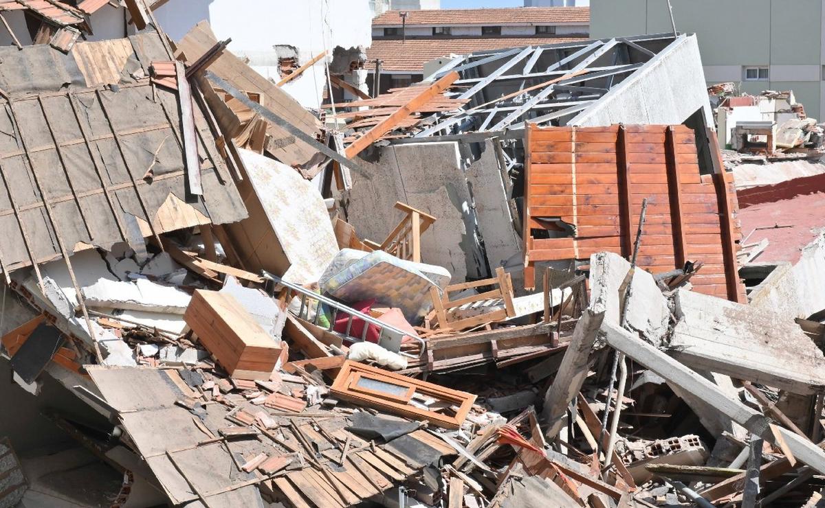 FOTO: Conmoción en Villa Gesell por el derrumbe de un hotel. (Foto: NA)