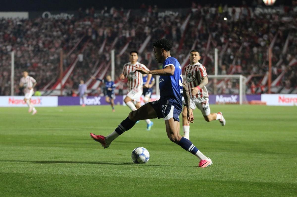 FOTO: Instituto se quedó con el clásico en Alta Córdoba. (Foto: Daniel Cáceres/C3)
