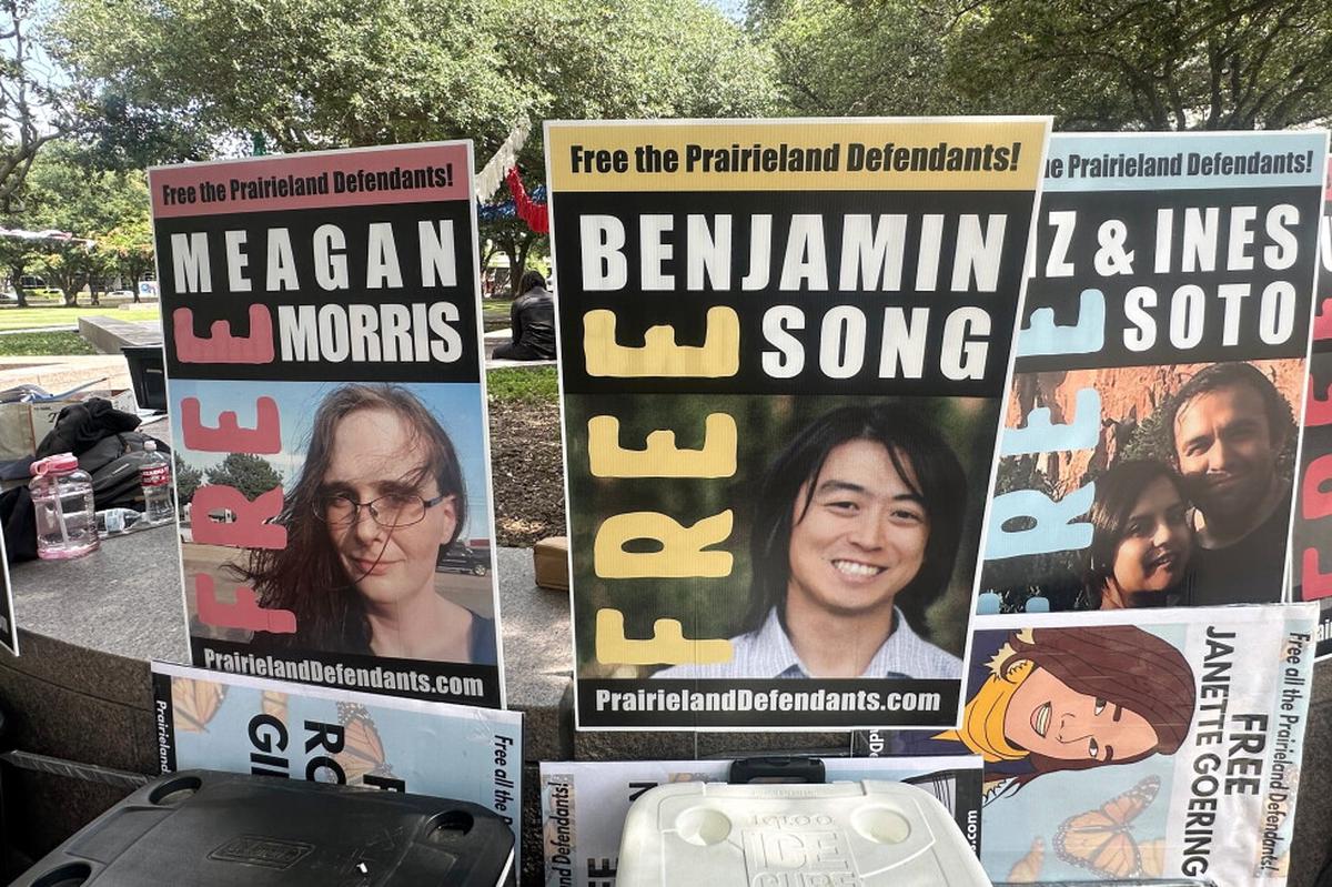 Ocho manifestantes reciben décadas de cárcel por tiroteo en centro migratorio de Texas