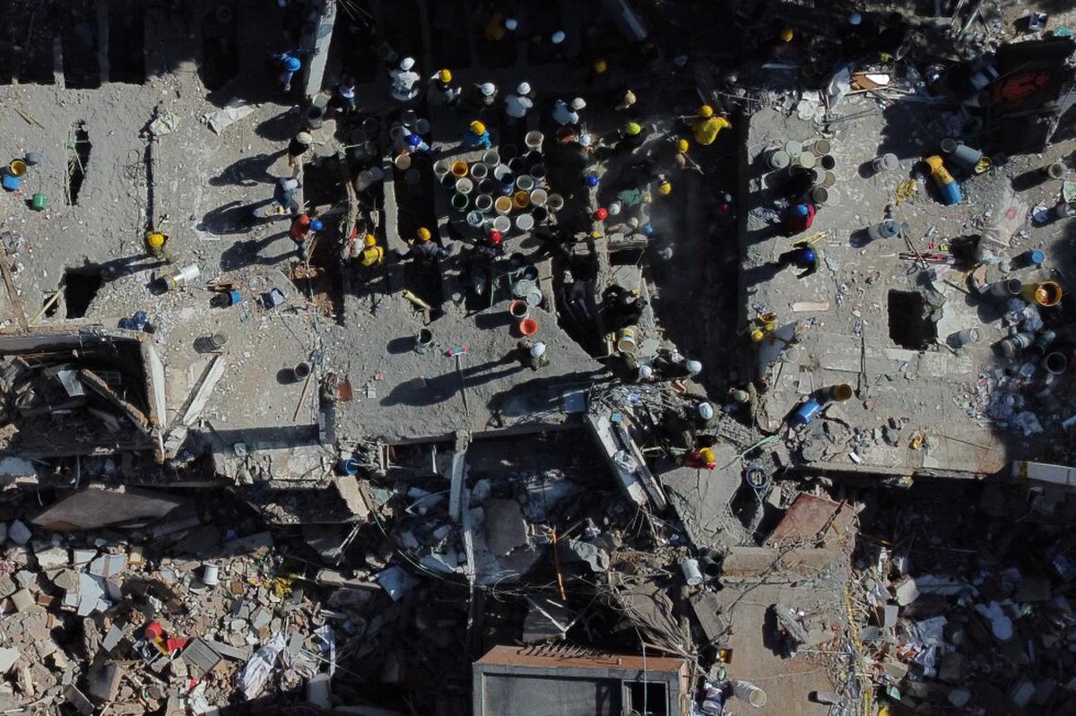 Respuesta al sismo pone a prueba al nuevo gobierno de Colombia y a rescatistas