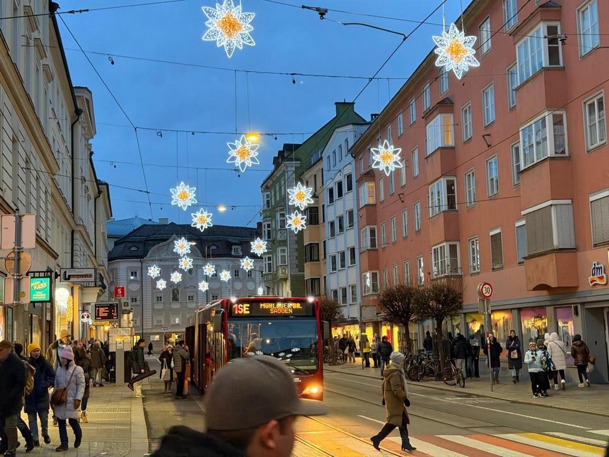 Las ciudades europeas despliegan su magia invernal en la previa de Navidad.