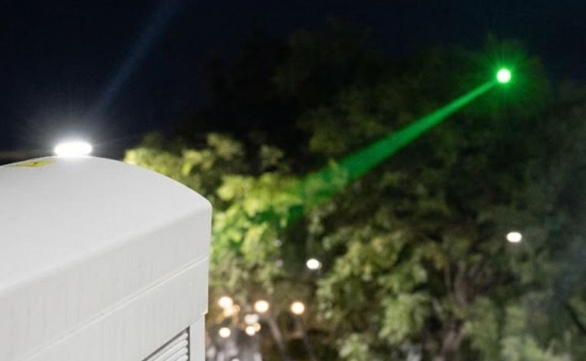 El dispositivo emite una luz verde y realiza un barrido programado sobre las copas de los árboles.