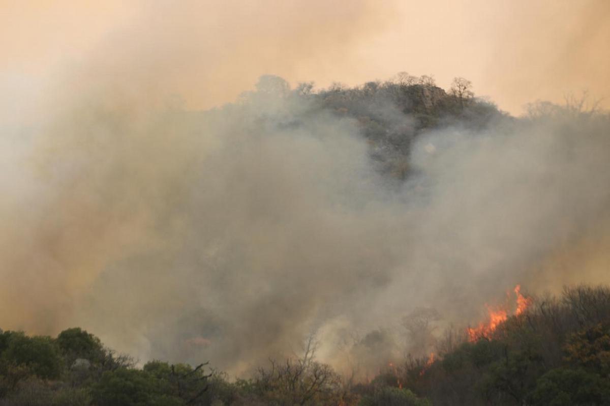 FOTO: Sigue el combate del fuego en Capilla del Monte. (Daniel Cáceres/Cadena 3)