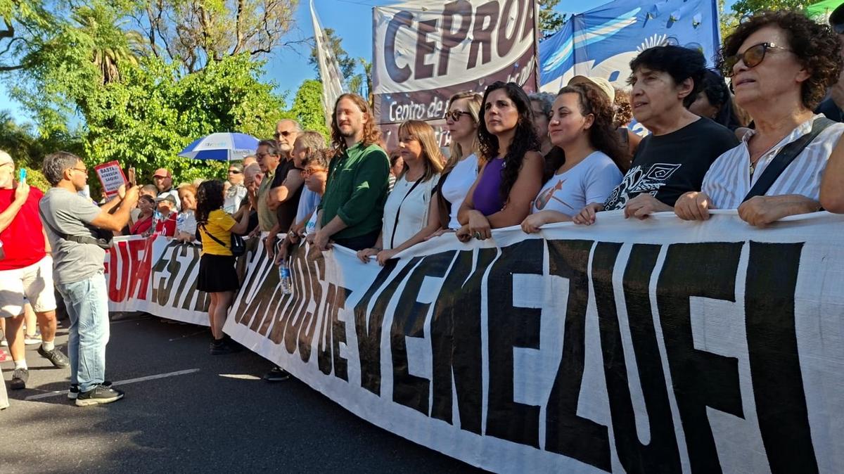 Organizaciones marcharon en Buenos Aires en rechazo a la intervención de EE.UU. 