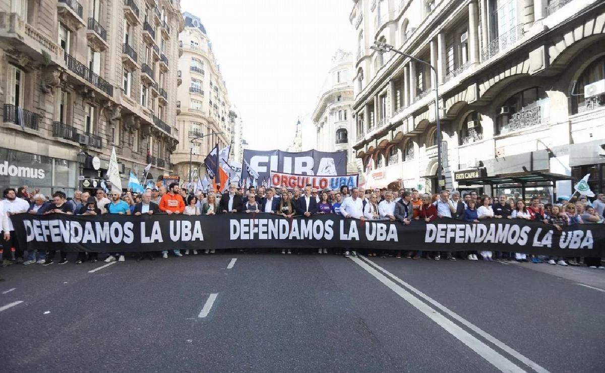 FOTO: Llegan las columnas de la marcha universitaria al Congreso de la Nación. (NA)