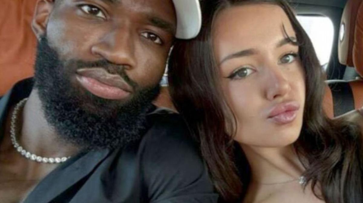 Nikki Seey junto a Moumi Ngamaleu.