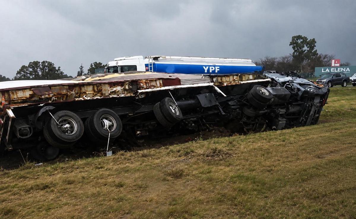 Un camión volcó en la autopista Rosario-Córdoba en medio del temporal.