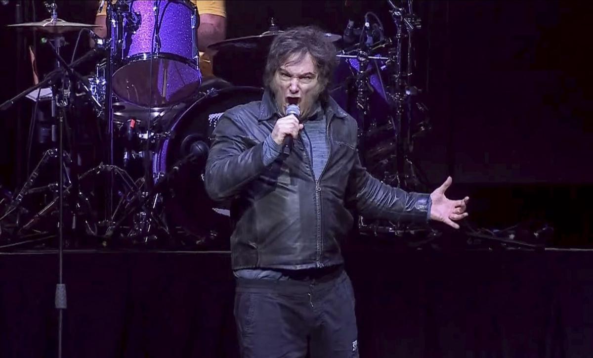 El Presidente, durante la actuación en la presentación de su libro.