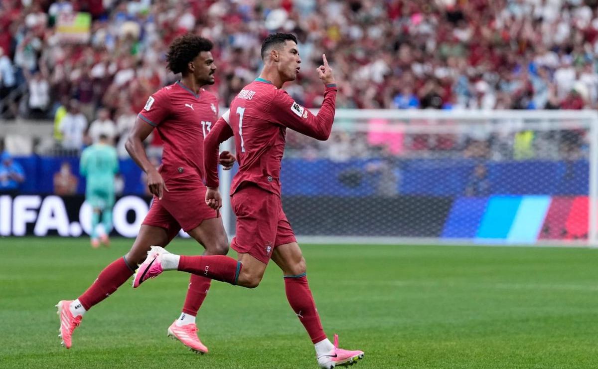 Cristiano Ronaldo festeja uno de sus goles ante Uzbekistán. (Foto: AP/Ashley Landis)