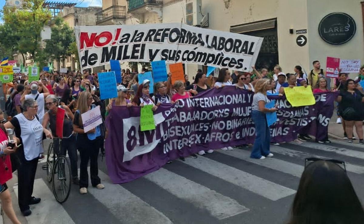 La marcha por el 8M en Rosario atraviesa el centro rumbo al Monumento.