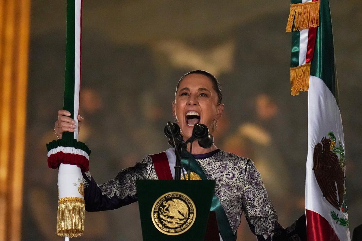 Los bordados de la presidenta de México, legado indígena alabado en el exterior