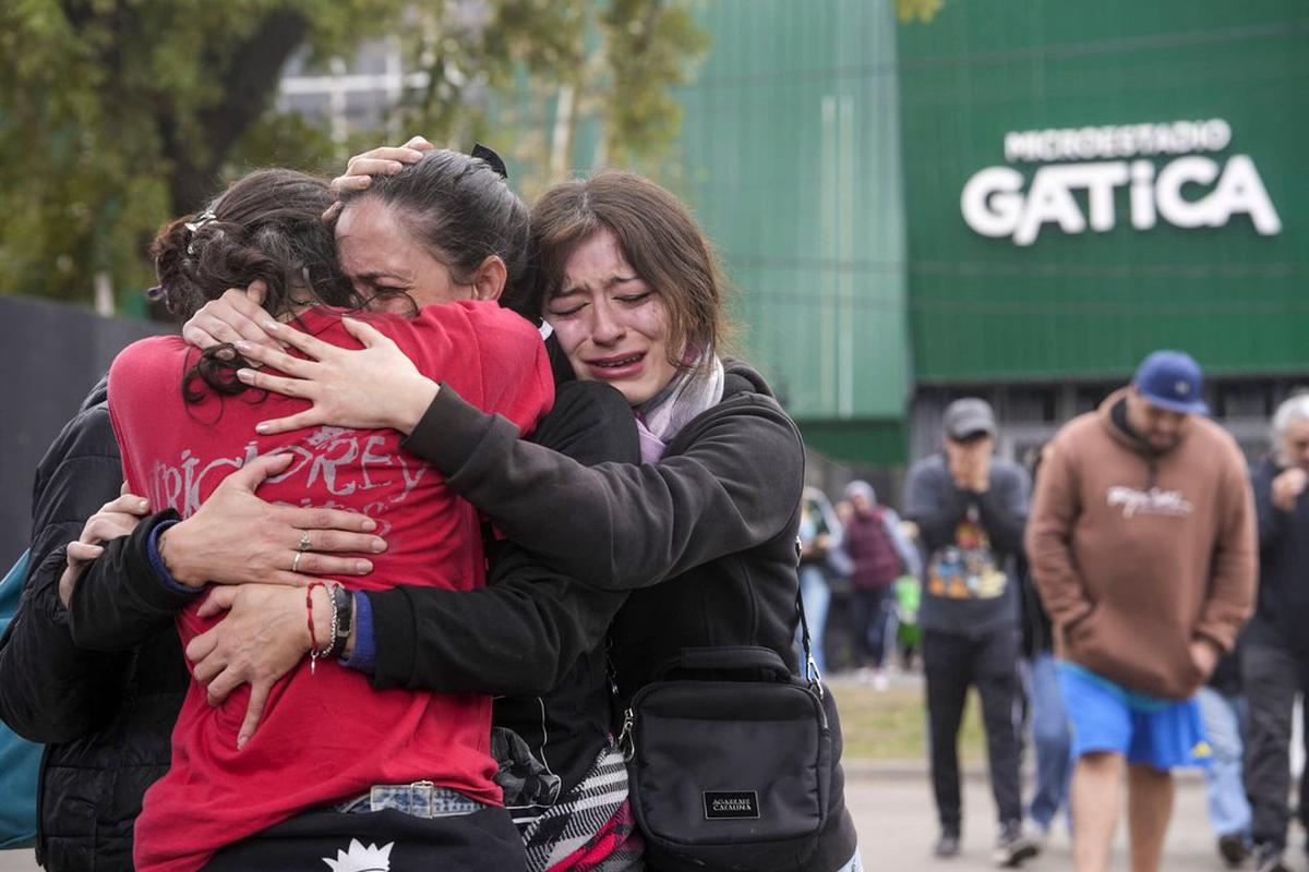 El Indio Solari recibe el adiós de miles en Avellaneda durante su velorio