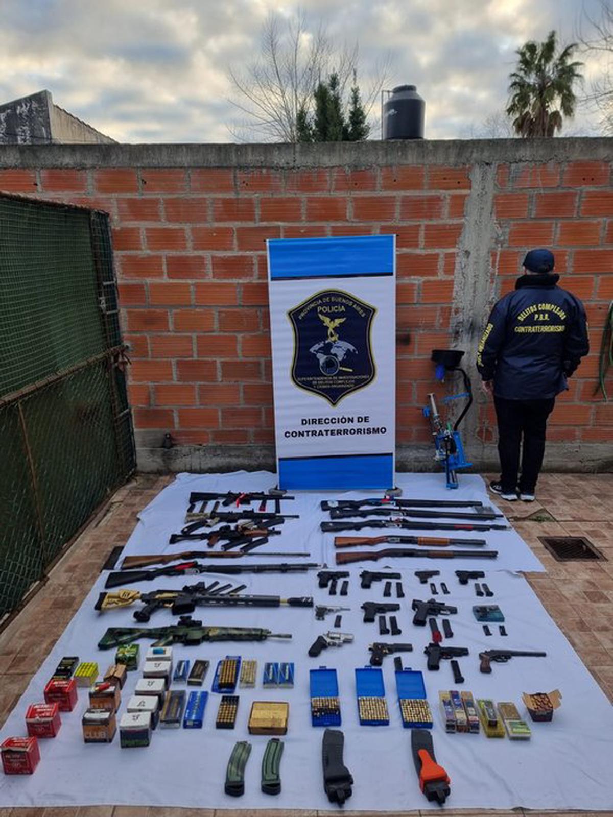 Allanamiento en La Plata: menor con 25 armas tras videos en redes sociales