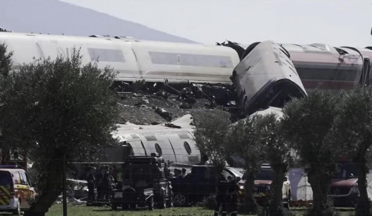 Decenas de muertos por el choque de trenes en España. (Foto: NA)