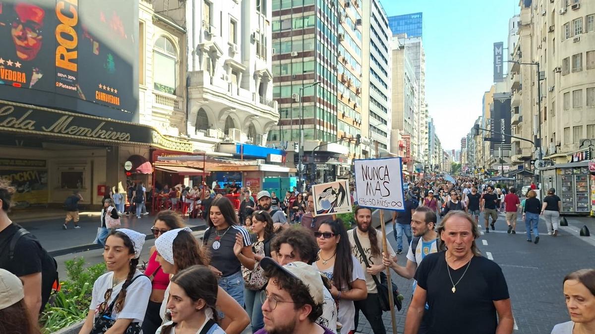 Las columnas comienzan a llegar a Plaza de Mayo. (Foto: Mauricio Conti/C3)