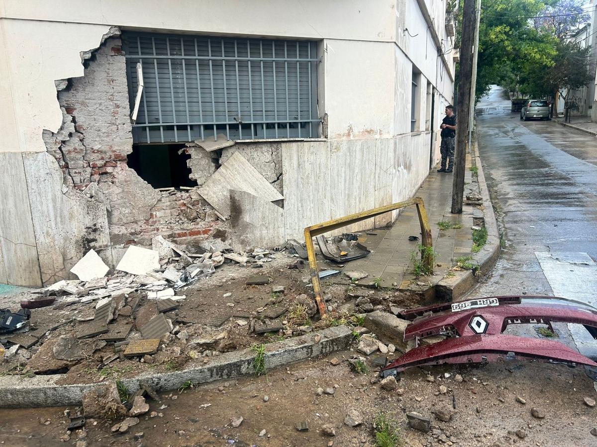Así quedaron la casa y el auto tras el choque. (Foto: Lucía González/Cadena 3)