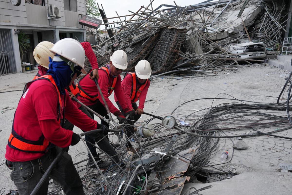 3 muertos y 17 desaparecidos, la mayoría trabajadores, tras el derrumbe de un hotel en Filipinas
