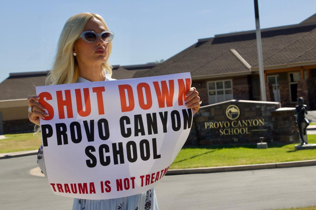 Paris Hilton vuelve a Utah para apoyar denuncias de maltrato en internados para jóvenes