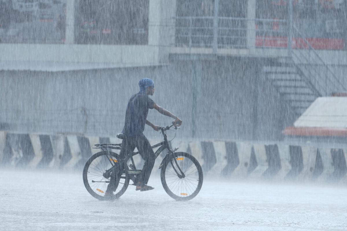 Los muertos por inundaciones en la región india de Assam llegan a 100