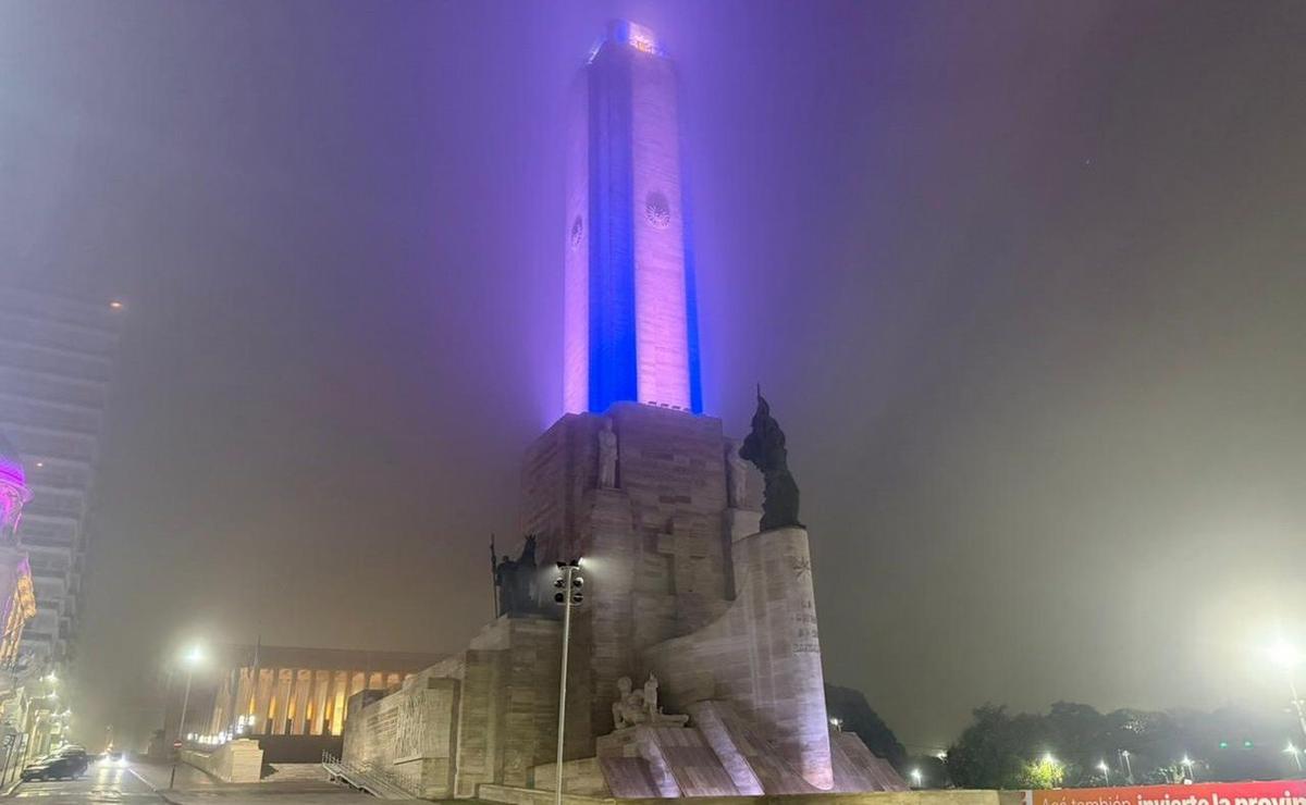El Monumento a la Bandera invisible por la niebla.