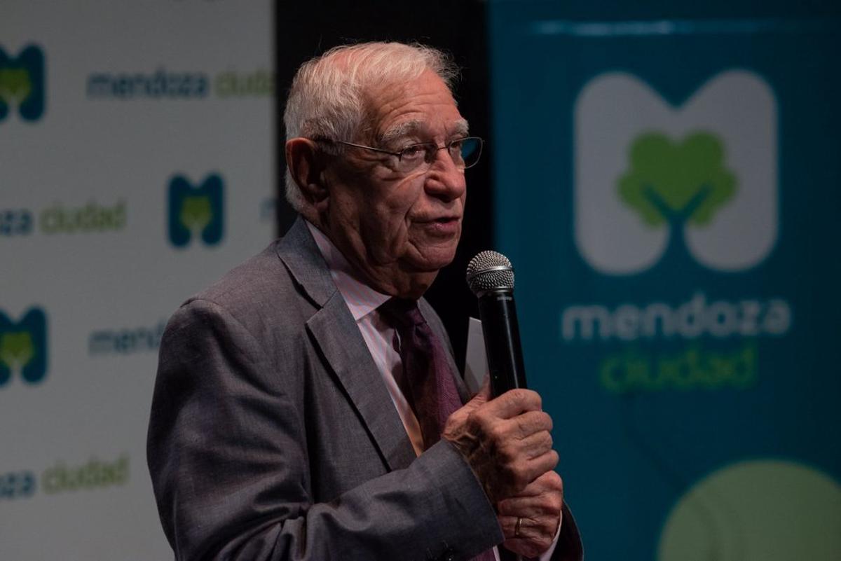 Homenaje a Enrique Macaya Márquez en los Premios Martín Fierro de Televisión 2026.