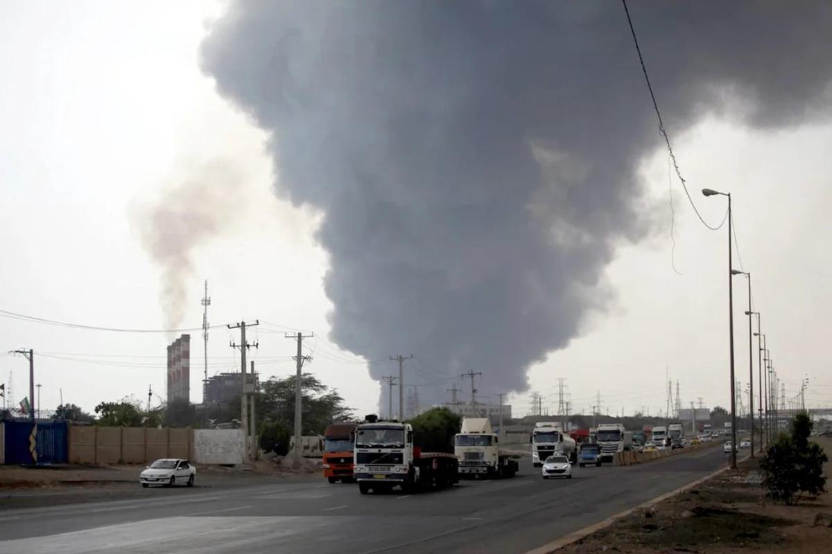 Una fuerte explosión se registró en un edificio de la ciudad iraní de Bandar Abbas, en la costa del Golfo Pérsico. Foto: Agencia NA/Redes.
