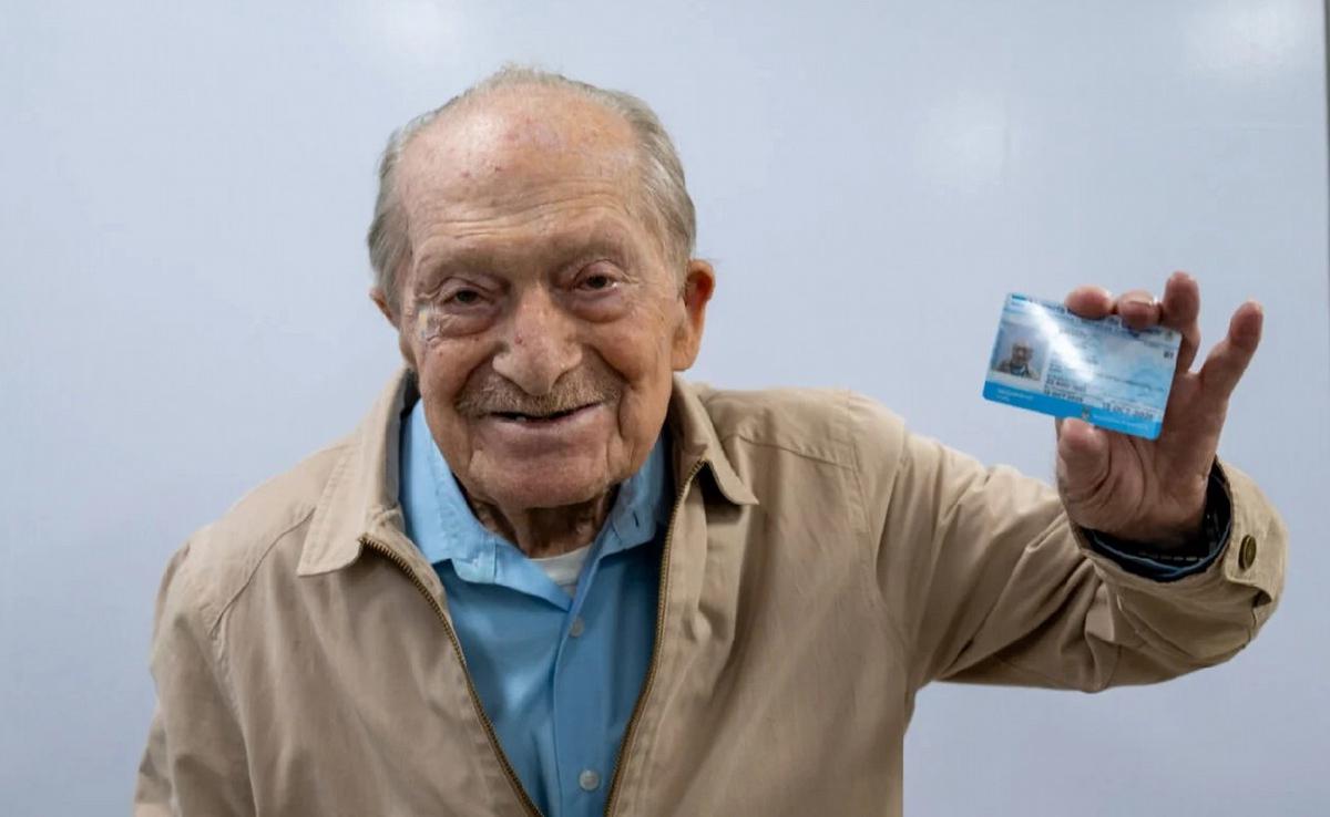 Moisés Roitman tiene 100 años y le renovaron su carnet de conducir en Mendoza.