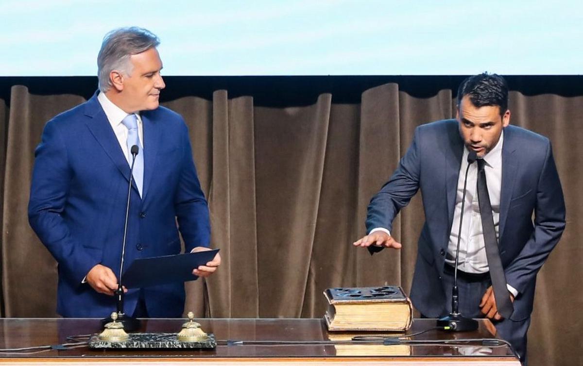 Llaryora le toma juramento a Marcos Torres.