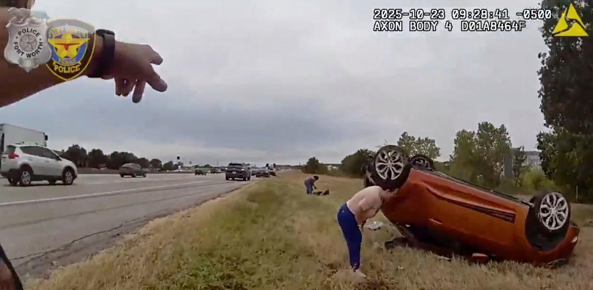 Video muestra dramático rescate de un bebé atrapado dentro de un auto volcado en Texas