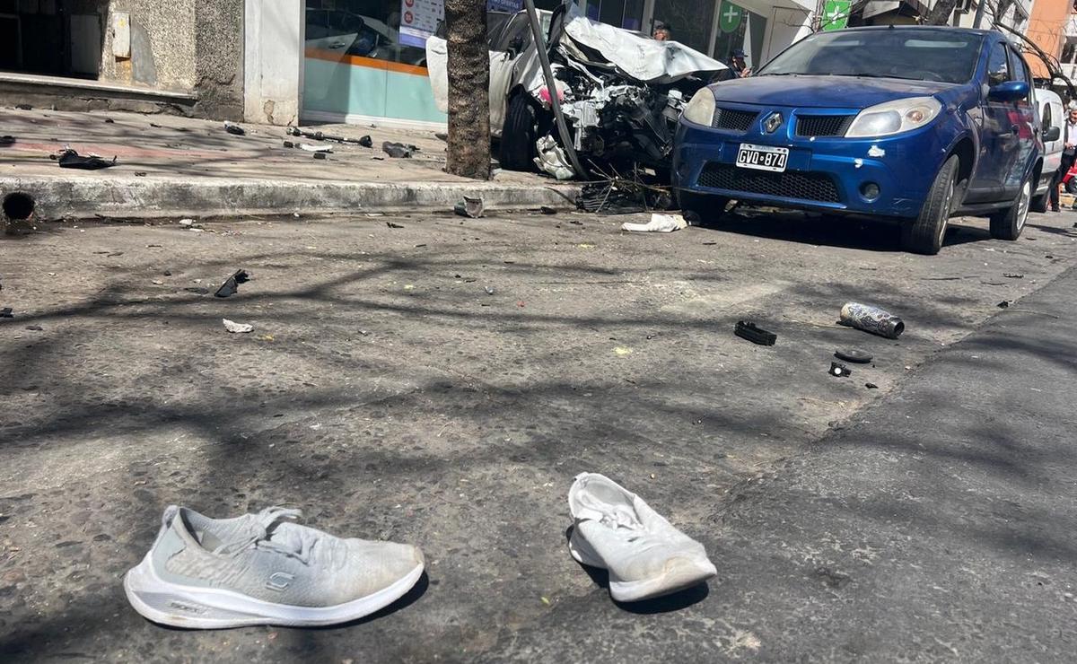 FOTO: Varios heridos tras el choque en Av. Chacabuco. (Foto: Daniel Cáceres/Cadena 3)