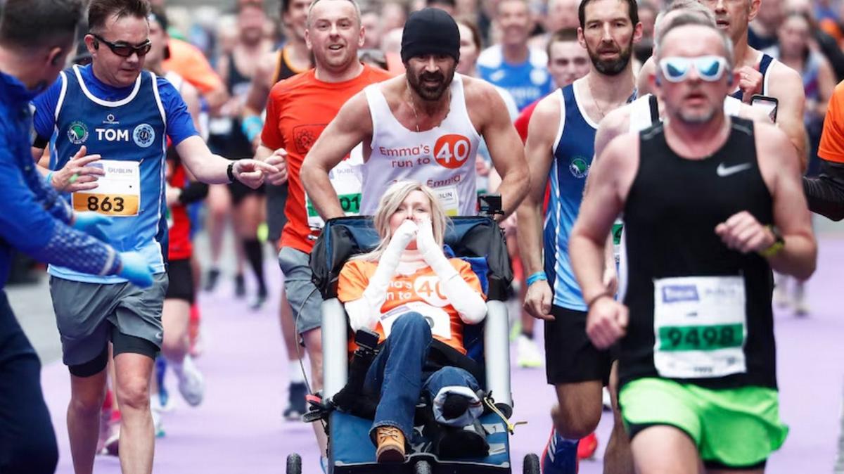 FOTO: Colin Farrel corrió la maratón de Dublin para visibilizar la piel de mariposa