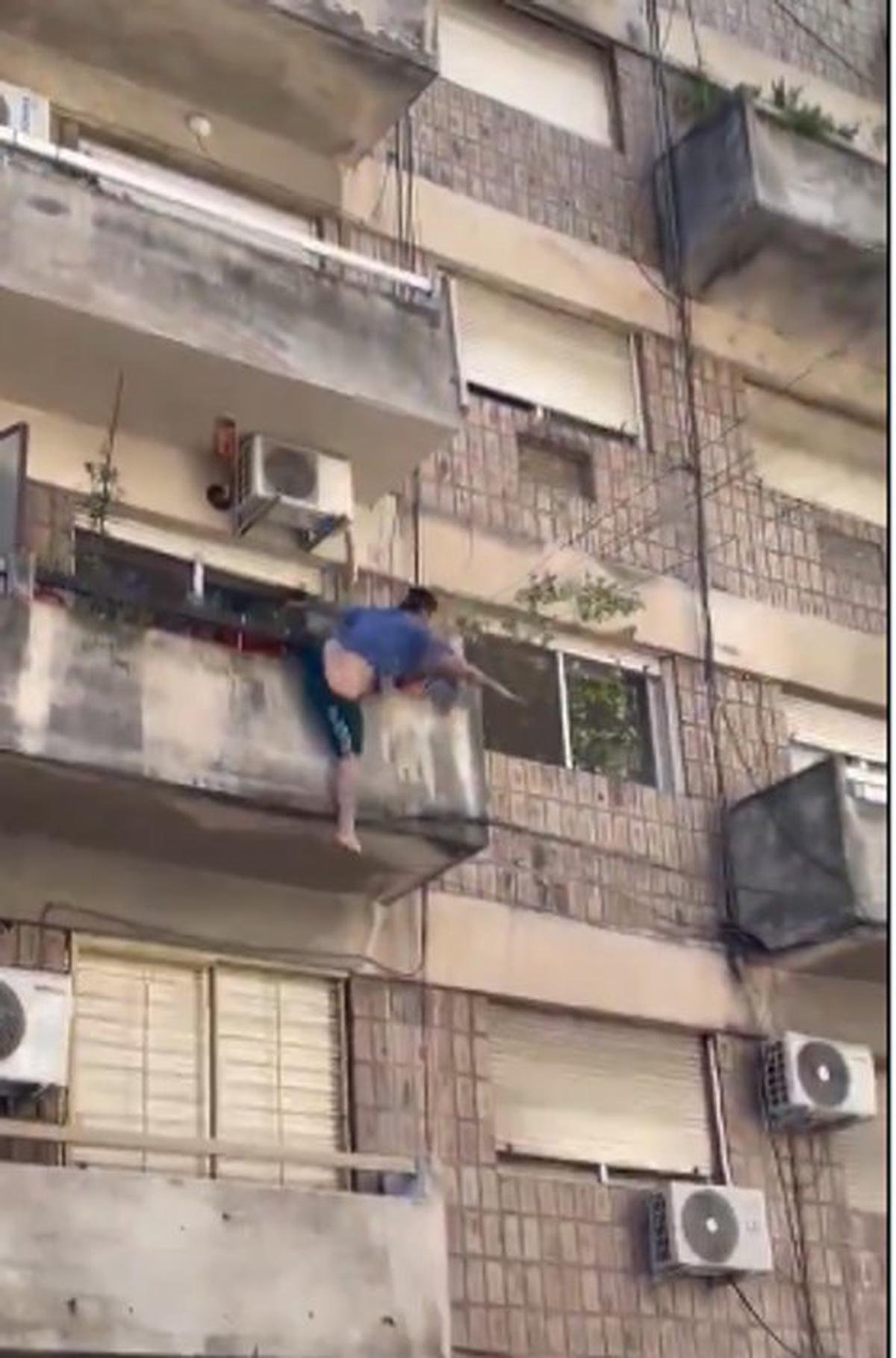 Milagro en Rosario: un hombre cae de un cuarto piso y sobrevive tras impactar con un patrullero