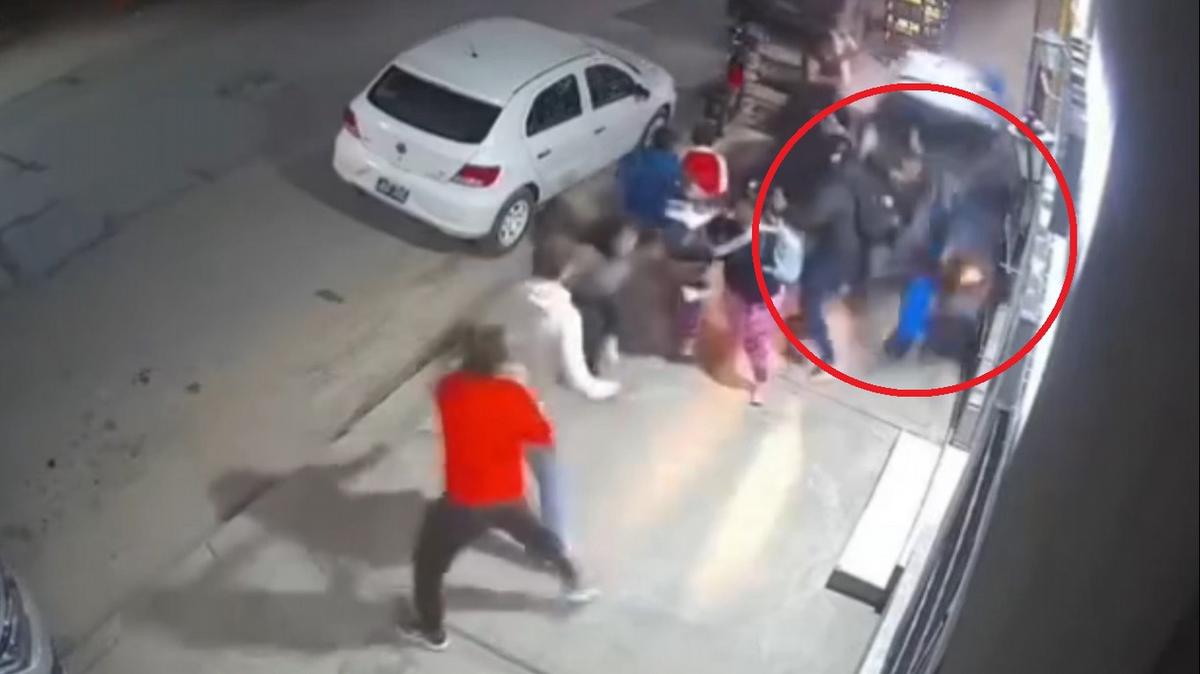 Un auto se subió a la vereda y atropelló a 13 personas en Cerrillos.