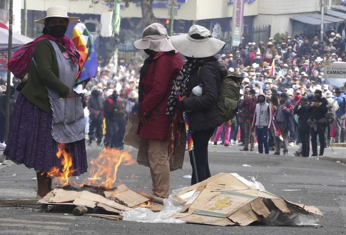 Manifestantes que exigen la renuncia del presidente boliviano, Rodrigo Paz. Foto: Agencia NA/Xinhua.
