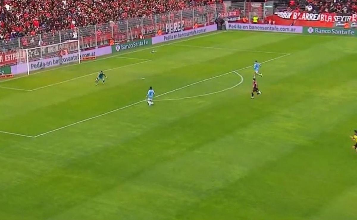El insólito gol que se perdió Belgrano. (Foto:Captura)