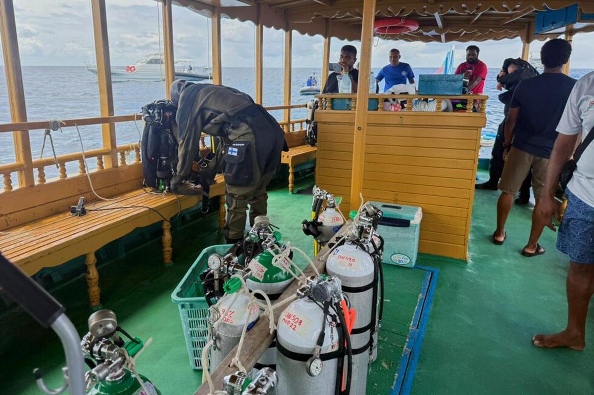 Buzos finlandeses recuperan los cuerpos de 2 italianos muertos de una cueva submarina en Maldivas