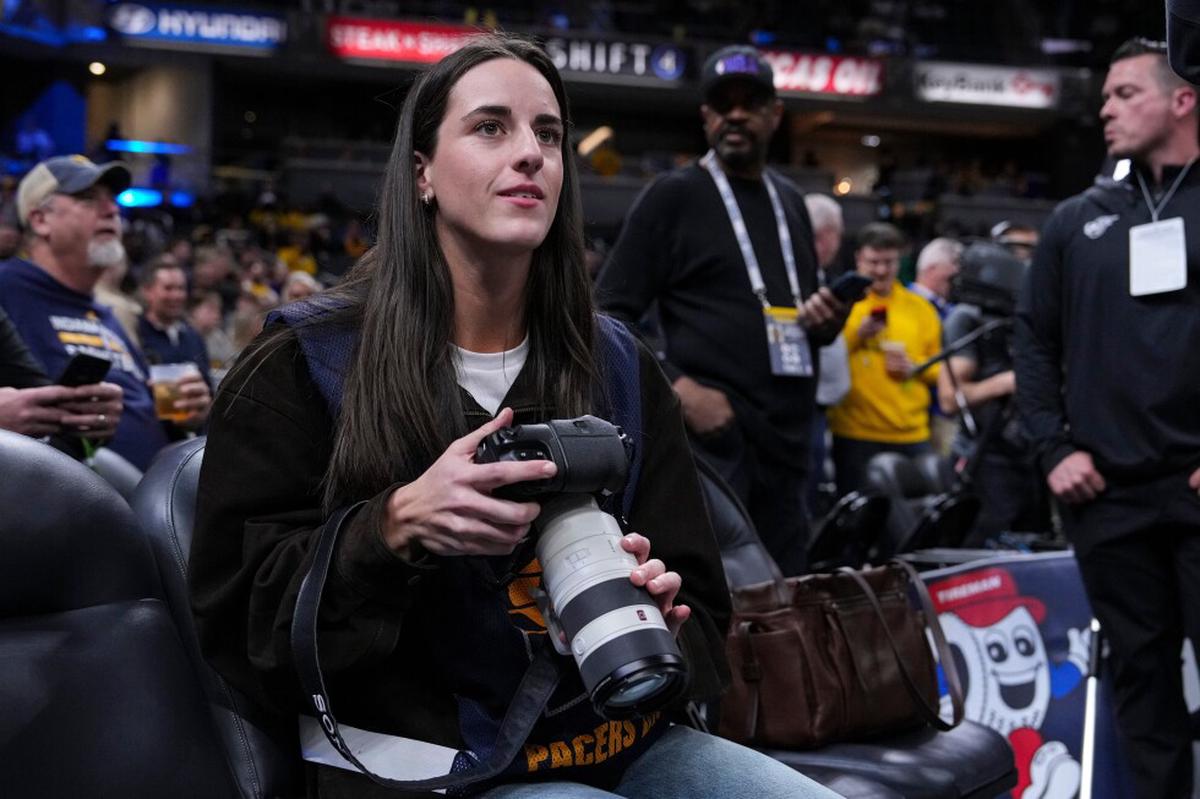 Caitlin Clark trabaja como fotógrafa de los Pacers ante LeBron y los Lakers