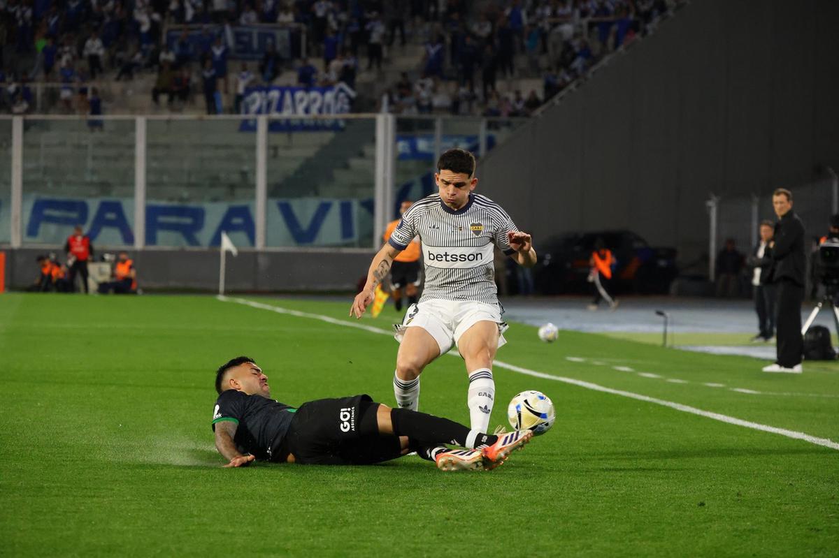 FOTO: Leandro Paredes. con la camiseta alternativa que usó Boca en Córdoba.