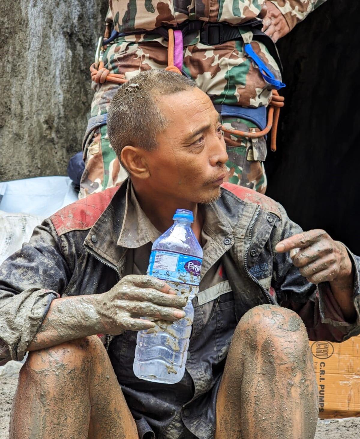 Familia de sobreviviente chino de inundación en Nepal se dice aliviada tras días de angustia