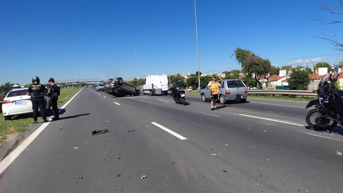 Triple choque y vuelco en la capital cordobesa deja un herido