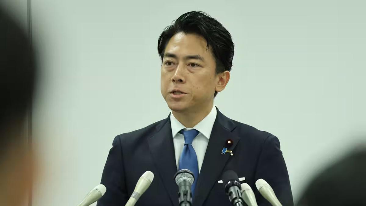 El ministro de Defensa japonés, Shinjiro Koizumi, durante una conferencia de prensa. Foto: Agencia NA (Redes).
