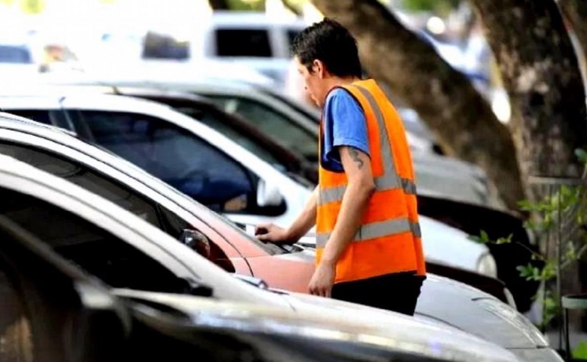 FOTO: Cuidacoches complican la convivencia con vecinos en las calles de Rosario.