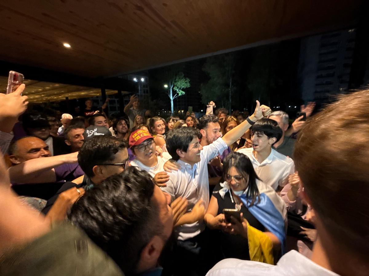 Gonzalo Roca festejando con la militancia de Córdoba. (Foto: Daniel Cáceres/C3)