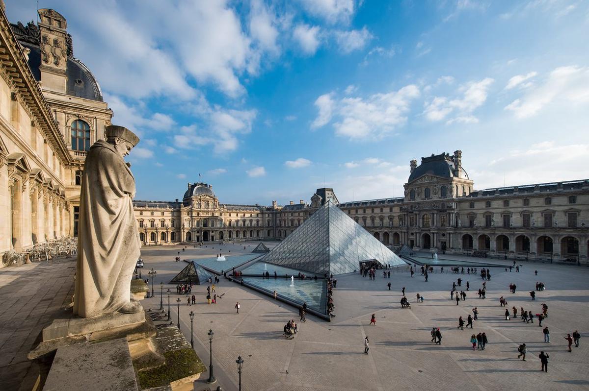 EL Museo del Louvre, una postal parisina.