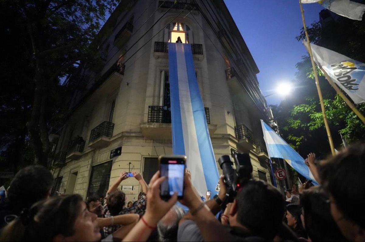 Cristina Kirchner cerró el Dia de la Lealtad desde su balcón. 