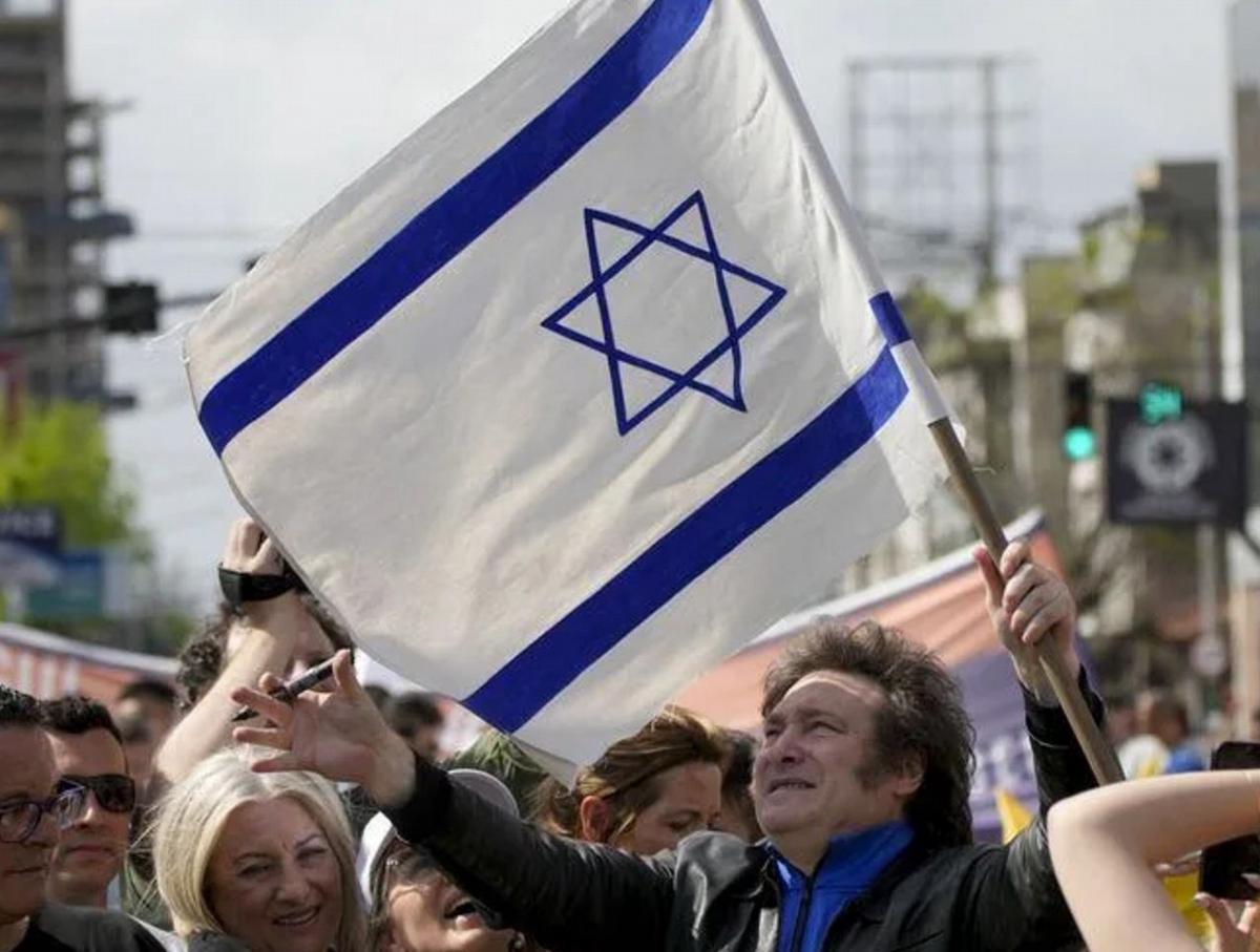 Milei agita la bandera de Israel durante un acto.