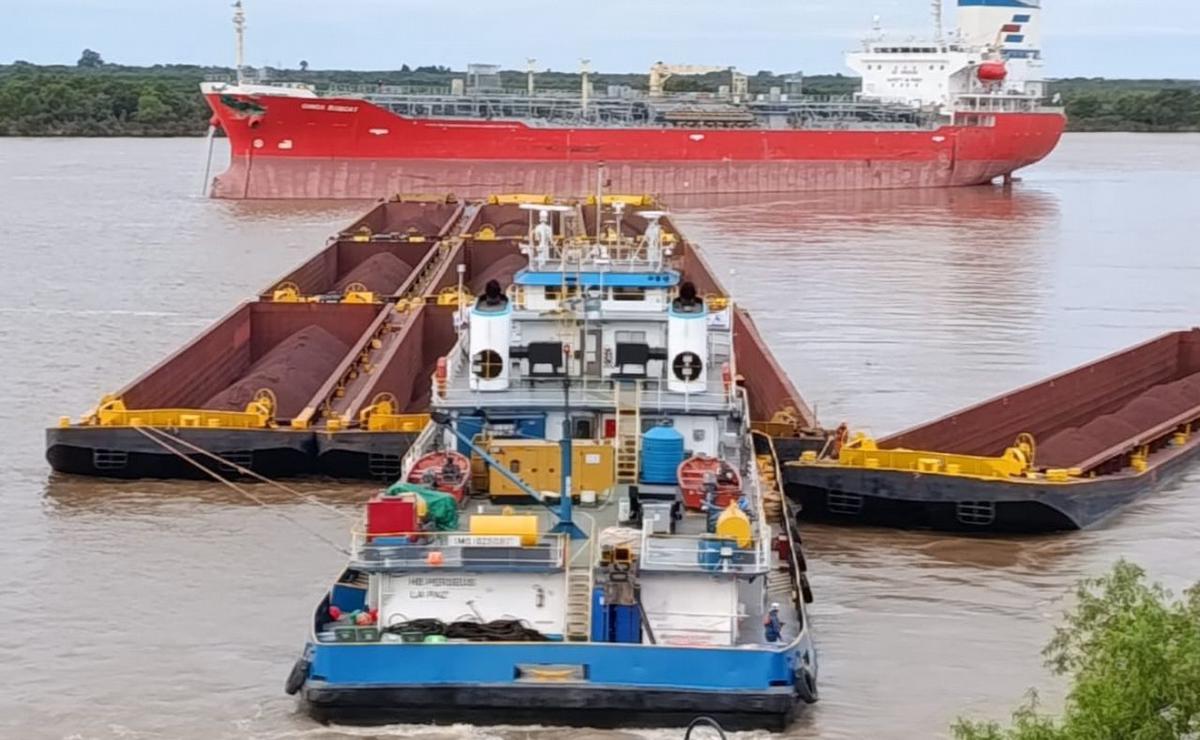 Una barcaza se llevó puesto a un buque en el río Paraná, altura Rosario.