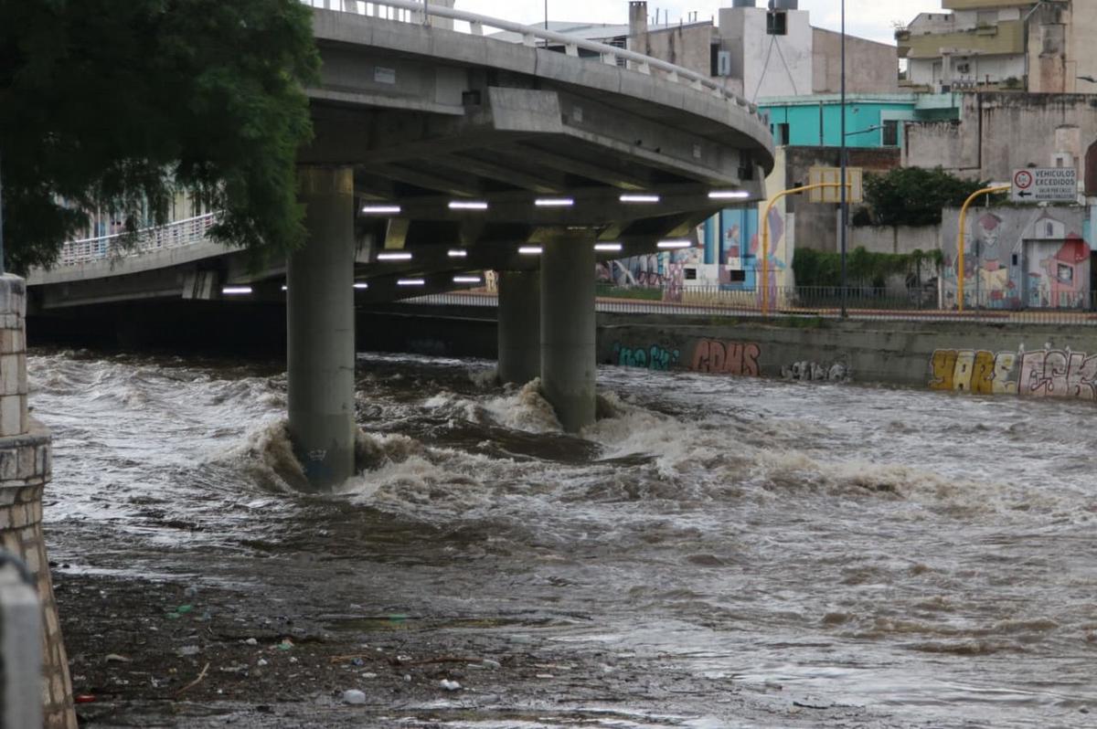 La impactante crecida del río Suquía. (Foto: Daniel Cáceres/C3)