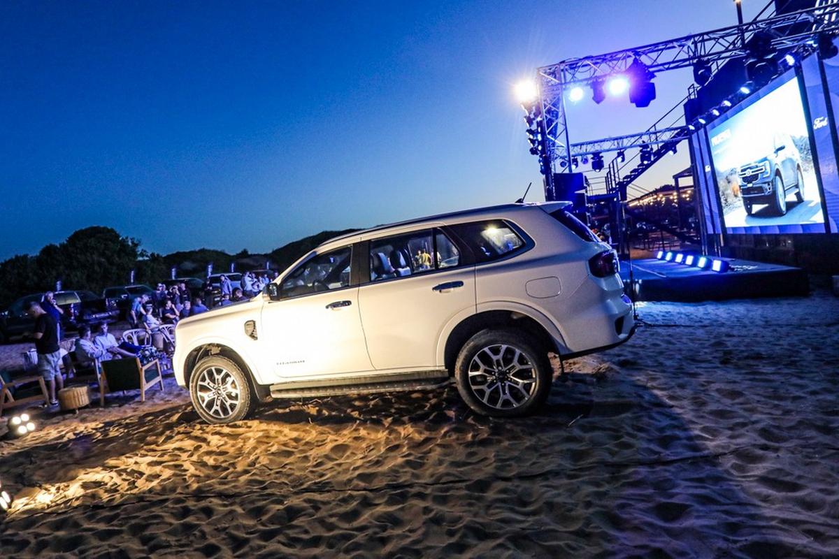 FOTO: Gastón Galdeano, Brand Manager Ford Argentina y Cadena3 en Pinamar junto a la Everest