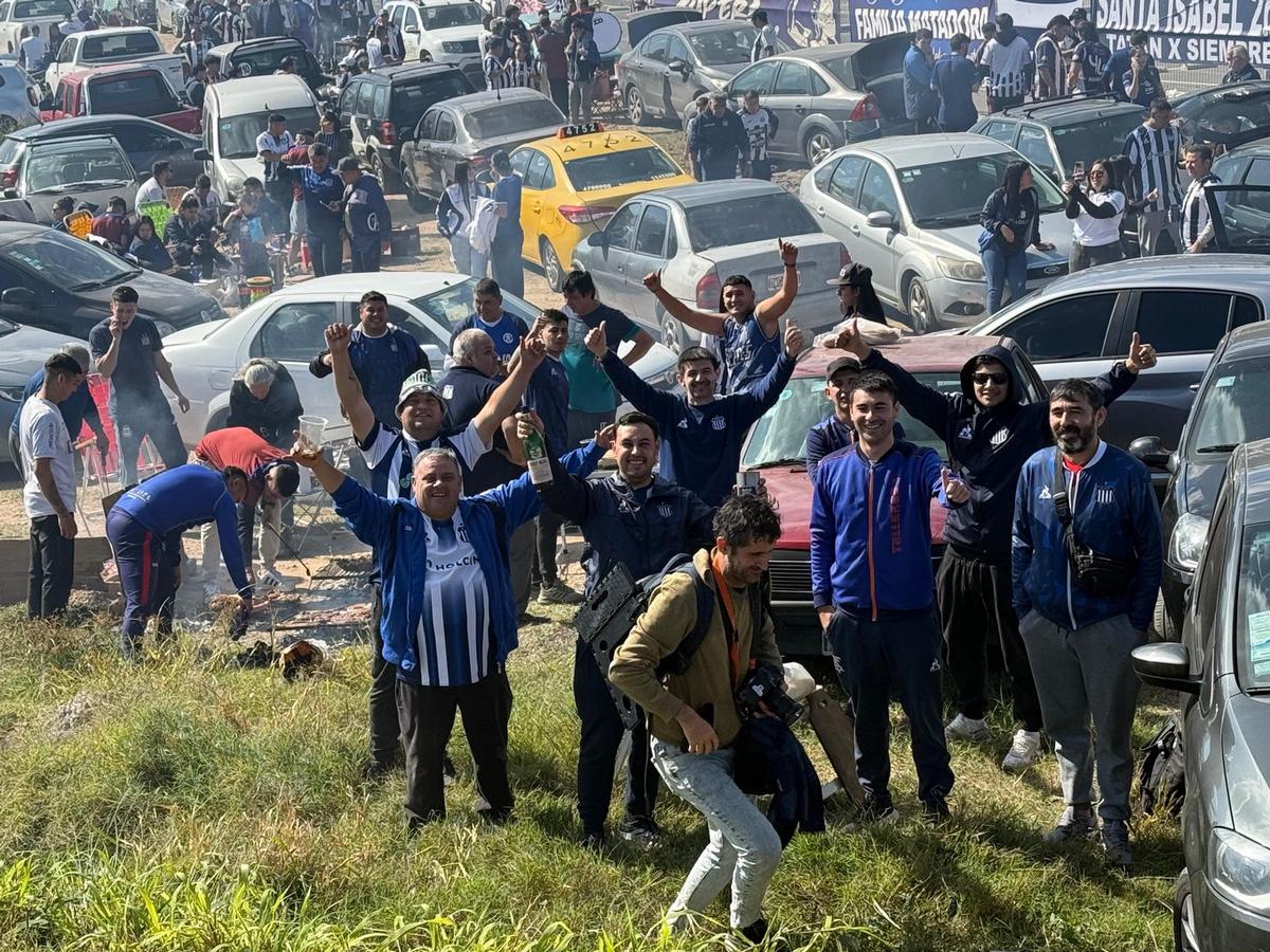 Hinchas de Talleres palpitan el superclásico cordobés. (Daniel Cáceres/Cadena 3)